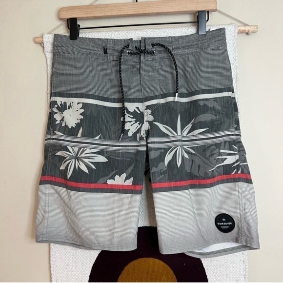 Quick Silver Swell Vision Beach Shorts Small - Picture 1 of 4